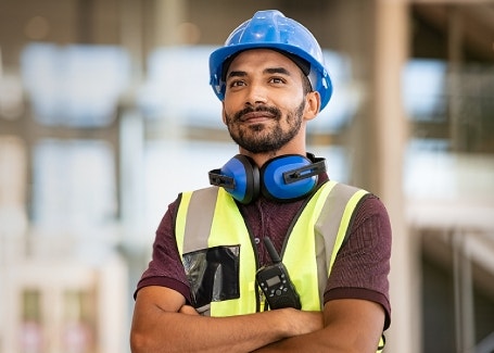 Profesional de la construcción afiliado a RedPro con equipo de seguridad en un entorno industrial