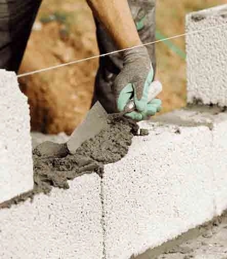 Albañil colocando ladrillos en una pared