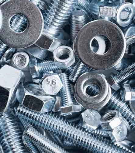Conjunto de tornillos y tuercas metálicos de diferentes tamaños