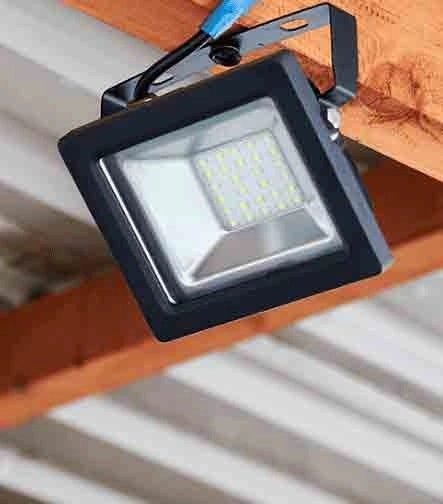 Foco LED de alta intensidad montado en una estructura de madera