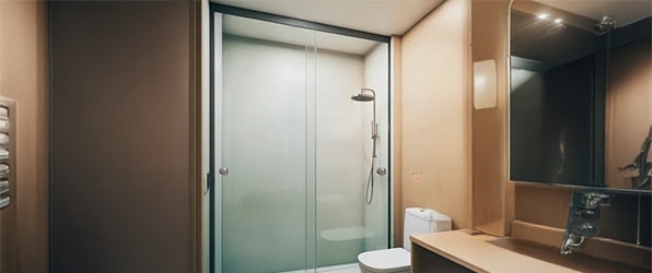 Puertas de vidrio para baño AKUA, diseño moderno y funcional para ducha