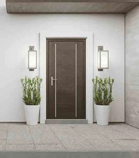 Puerta de entrada de madera maciza con diseño moderno
