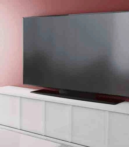 Televisión de pantalla plana montada en una pared blanca